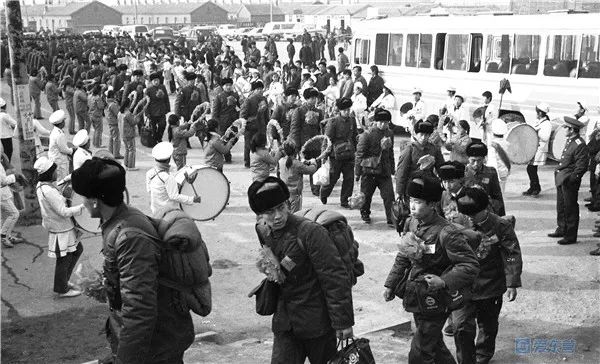 1990年12月,东营火车站.市民欢送东营子弟参军入伍.  刘文忠 摄